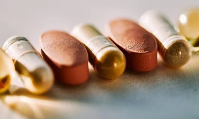 Vitamin Biliminde Son Akademik Gelişmeler Vitaminler üzerine yürütülen akademik araştırmalar, son yıllarda beslenme biliminden moleküler biyolojiye, biyoteknolojiden halk sağlığı çalışmalarına kadar geniş bir alana yayılıyor. Bilim insanları artık vitaminleri yalnızca eksikliklerin giderilmesi açısından değil, vücuttaki biyolojik süreçlerle olan ilişkileri, emilim mekanizmaları, metabolizma üzerindeki etkileri ve kişiden kişiye değişen ihtiyaçlar açısından da değerlendiriyor. Bu gelişmeler, Vitamin Bilimi alanındaki çalışmaların daha kapsamlı ve ayrıntılı hale gelmesini sağlıyor. Konulu bir haber görseli.