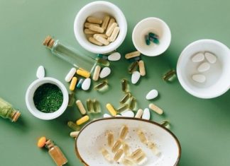 Vitamin Bilinci Sağlıklı Yaşamı Destekliyor Günlük yaşamda sağlıklı ve dengeli beslenmeye yönelik farkındalık artarken, vitaminlerin vücudun ihtiyaç duyduğu temel besin ögeleri arasındaki önemi de daha fazla gündeme geliyor. Vitaminler, vücudun normal işleyişinde farklı görevler üstlenirken, yeterli ve dengeli beslenme sağlıklı yaşam alışkanlıklarının önemli parçalarından biri olarak değerlendiriliyor. Bu nedenle vitaminler hakkında doğru bilgiye sahip olmak, bilinçli beslenme yaklaşımının temel unsurları arasında yer alıyor. Konulu bir haber görseli.