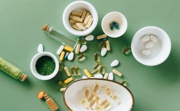 Vitamin Bilinci Sağlıklı Yaşamı Destekliyor Günlük yaşamda sağlıklı ve dengeli beslenmeye yönelik farkındalık artarken, vitaminlerin vücudun ihtiyaç duyduğu temel besin ögeleri arasındaki önemi de daha fazla gündeme geliyor. Vitaminler, vücudun normal işleyişinde farklı görevler üstlenirken, yeterli ve dengeli beslenme sağlıklı yaşam alışkanlıklarının önemli parçalarından biri olarak değerlendiriliyor. Bu nedenle vitaminler hakkında doğru bilgiye sahip olmak, bilinçli beslenme yaklaşımının temel unsurları arasında yer alıyor. Konulu bir haber görseli.