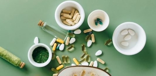 Vitamin Bilinci Sağlıklı Yaşamı Destekliyor Günlük yaşamda sağlıklı ve dengeli beslenmeye yönelik farkındalık artarken, vitaminlerin vücudun ihtiyaç duyduğu temel besin ögeleri arasındaki önemi de daha fazla gündeme geliyor. Vitaminler, vücudun normal işleyişinde farklı görevler üstlenirken, yeterli ve dengeli beslenme sağlıklı yaşam alışkanlıklarının önemli parçalarından biri olarak değerlendiriliyor. Bu nedenle vitaminler hakkında doğru bilgiye sahip olmak, bilinçli beslenme yaklaşımının temel unsurları arasında yer alıyor. Konulu bir haber görseli.