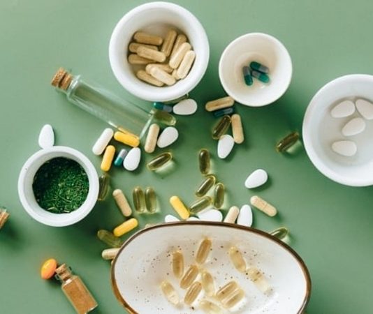 Vitamin Bilinci Sağlıklı Yaşamı Destekliyor Günlük yaşamda sağlıklı ve dengeli beslenmeye yönelik farkındalık artarken, vitaminlerin vücudun ihtiyaç duyduğu temel besin ögeleri arasındaki önemi de daha fazla gündeme geliyor. Vitaminler, vücudun normal işleyişinde farklı görevler üstlenirken, yeterli ve dengeli beslenme sağlıklı yaşam alışkanlıklarının önemli parçalarından biri olarak değerlendiriliyor. Bu nedenle vitaminler hakkında doğru bilgiye sahip olmak, bilinçli beslenme yaklaşımının temel unsurları arasında yer alıyor. Konulu bir haber görseli.