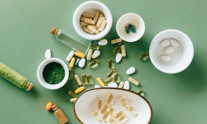 Vitamin Bilinci Sağlıklı Yaşamı Destekliyor Günlük yaşamda sağlıklı ve dengeli beslenmeye yönelik farkındalık artarken, vitaminlerin vücudun ihtiyaç duyduğu temel besin ögeleri arasındaki önemi de daha fazla gündeme geliyor. Vitaminler, vücudun normal işleyişinde farklı görevler üstlenirken, yeterli ve dengeli beslenme sağlıklı yaşam alışkanlıklarının önemli parçalarından biri olarak değerlendiriliyor. Bu nedenle vitaminler hakkında doğru bilgiye sahip olmak, bilinçli beslenme yaklaşımının temel unsurları arasında yer alıyor. Konulu bir haber görseli.