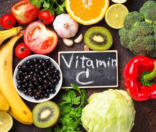 Vitamin C takviyeleri, bağışıklık sistemi ve antioksidan özellikleri nedeniyle uzun yıllardır yoğun ilgi gören besin destekleri arasında yer alıyor. Son yıllarda ise araştırmalar, yüksek doz kullanımının herkes için aynı faydayı sağlayıp sağlamadığı, egzersiz sonrası toparlanma üzerindeki etkileri ve farklı kullanım biçimlerinin sonuçları gibi konulara daha fazla odaklanıyor. 2026 yılında yayımlanan yeni çalışmalar da Vitamin C takviyesi konusunda daha ölçülü ve kişisel ihtiyaçlara göre şekillenen bir yaklaşımın öne çıktığını gösteriyor. Konulu bir haber görseli.
