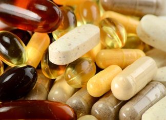 Vitamin Çalışmalarında Klinik Araştırmalar Hızlanıyor Vitaminler üzerine yürütülen bilimsel çalışmalar, son yıllarda klinik araştırmaların daha kapsamlı hale gelmesiyle birlikte yeni bir döneme giriyor. İnsan sağlığı açısından önemli işlevlere sahip olan vitaminlerin vücutta nasıl kullanıldığı, eksiklik durumunda ortaya çıkabilecek etkiler ve takviyelerin hangi koşullarda yarar sağlayabileceği farklı araştırma grupları tarafından inceleniyor. Bu çalışmalar, yalnızca vitaminlerin temel işlevlerini değil, aynı zamanda farklı yaş grupları ve beslenme koşullarındaki etkilerini de değerlendirmeye odaklanıyor. Konulu bir haber görseli.