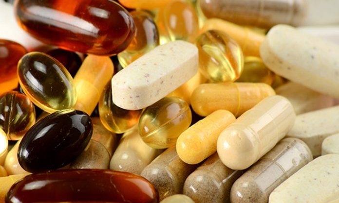 Vitamin Çalışmalarında Klinik Araştırmalar Hızlanıyor Vitaminler üzerine yürütülen bilimsel çalışmalar, son yıllarda klinik araştırmaların daha kapsamlı hale gelmesiyle birlikte yeni bir döneme giriyor. İnsan sağlığı açısından önemli işlevlere sahip olan vitaminlerin vücutta nasıl kullanıldığı, eksiklik durumunda ortaya çıkabilecek etkiler ve takviyelerin hangi koşullarda yarar sağlayabileceği farklı araştırma grupları tarafından inceleniyor. Bu çalışmalar, yalnızca vitaminlerin temel işlevlerini değil, aynı zamanda farklı yaş grupları ve beslenme koşullarındaki etkilerini de değerlendirmeye odaklanıyor. Konulu bir haber görseli.