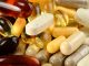 Vitamin Çalışmalarında Klinik Araştırmalar Hızlanıyor Vitaminler üzerine yürütülen bilimsel çalışmalar, son yıllarda klinik araştırmaların daha kapsamlı hale gelmesiyle birlikte yeni bir döneme giriyor. İnsan sağlığı açısından önemli işlevlere sahip olan vitaminlerin vücutta nasıl kullanıldığı, eksiklik durumunda ortaya çıkabilecek etkiler ve takviyelerin hangi koşullarda yarar sağlayabileceği farklı araştırma grupları tarafından inceleniyor. Bu çalışmalar, yalnızca vitaminlerin temel işlevlerini değil, aynı zamanda farklı yaş grupları ve beslenme koşullarındaki etkilerini de değerlendirmeye odaklanıyor. Konulu bir haber görseli.
