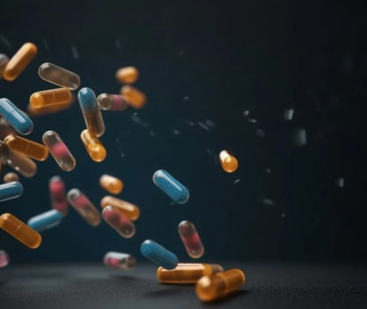 Vitaminler, insan vücudunda birçok yaşamsal sürecin sağlıklı şekilde devam etmesine yardımcı olan organik bileşikler arasında bulunuyor. Ancak bütün vitaminlerin görevleri, vücutta depolanma biçimleri ve besinlerden alınma yolları aynı değil. Bu nedenle vitamin çeşitleri arasındaki farkları bilmek, hem günlük beslenme düzeninin daha bilinçli oluşturulmasına hem de gerektiğinde kullanılan takviyelerin daha doğru değerlendirilmesine katkı sağlıyor. Konulu bir haber görseli.
