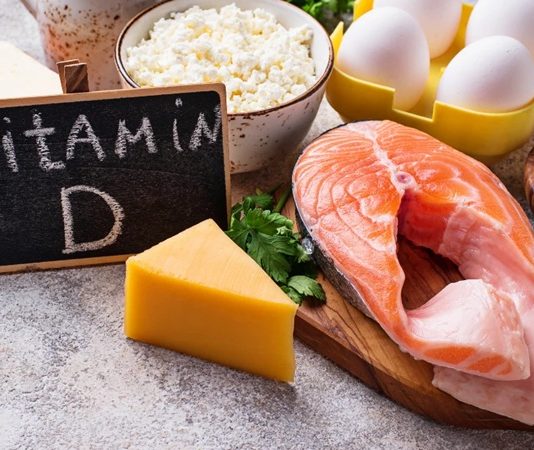 Vitamin D Dünyasında Yeni Araştırmalar Son yıllarda beslenme ve sağlık araştırmalarında en fazla incelenen mikro besinlerden biri D vitamini olmaya devam ediyor. Kemik sağlığıyla olan güçlü ilişkisi uzun süredir bilinen bu vitaminin bağışıklık sistemi, metabolizma, enfeksiyonlar, kalp-damar sağlığı ve bazı kronik hastalıklarla bağlantısı da araştırılıyor. Ancak 2026 yılında yayımlanan yeni çalışmalar, D vitamininin etkileri konusunda daha dengeli ve kişiye özgü bir yaklaşımın önemini ortaya koyuyor. Konulu bir haber görseli.