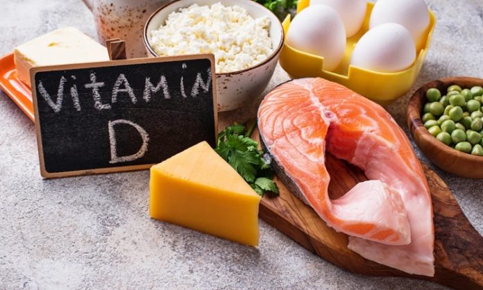 Vitamin D Dünyasında Yeni Araştırmalar Son yıllarda beslenme ve sağlık araştırmalarında en fazla incelenen mikro besinlerden biri D vitamini olmaya devam ediyor. Kemik sağlığıyla olan güçlü ilişkisi uzun süredir bilinen bu vitaminin bağışıklık sistemi, metabolizma, enfeksiyonlar, kalp-damar sağlığı ve bazı kronik hastalıklarla bağlantısı da araştırılıyor. Ancak 2026 yılında yayımlanan yeni çalışmalar, D vitamininin etkileri konusunda daha dengeli ve kişiye özgü bir yaklaşımın önemini ortaya koyuyor. Konulu bir haber görseli.