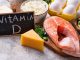 Vitamin D Dünyasında Yeni Araştırmalar Son yıllarda beslenme ve sağlık araştırmalarında en fazla incelenen mikro besinlerden biri D vitamini olmaya devam ediyor. Kemik sağlığıyla olan güçlü ilişkisi uzun süredir bilinen bu vitaminin bağışıklık sistemi, metabolizma, enfeksiyonlar, kalp-damar sağlığı ve bazı kronik hastalıklarla bağlantısı da araştırılıyor. Ancak 2026 yılında yayımlanan yeni çalışmalar, D vitamininin etkileri konusunda daha dengeli ve kişiye özgü bir yaklaşımın önemini ortaya koyuyor. Konulu bir haber görseli.