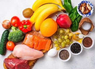Vitamin Dengesi İçin Uzman Tavsiyeleri Günlük yaşamda sağlıklı beslenmenin önemli parçalarından biri olan vitaminler, vücudun normal işlevlerini sürdürebilmesi açısından dikkat çekiyor. Ancak vitaminlerin yalnızca yeterli miktarda alınması değil, dengeli bir beslenme düzeni içerisinde değerlendirilmesi de önem taşıyor. Uzmanlar, gelişigüzel takviye kullanımının yerine kişinin yaşına, beslenme alışkanlıklarına ve ihtiyaçlarına uygun bir yaklaşım benimsenmesi gerektiğini belirtiyor. Konulu bir haber görseli.