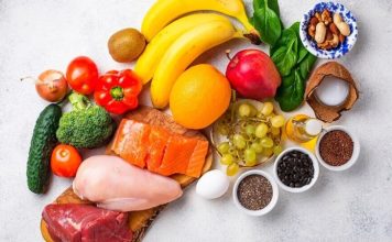 Vitamin Dengesi İçin Uzman Tavsiyeleri Günlük yaşamda sağlıklı beslenmenin önemli parçalarından biri olan vitaminler, vücudun normal işlevlerini sürdürebilmesi açısından dikkat çekiyor. Ancak vitaminlerin yalnızca yeterli miktarda alınması değil, dengeli bir beslenme düzeni içerisinde değerlendirilmesi de önem taşıyor. Uzmanlar, gelişigüzel takviye kullanımının yerine kişinin yaşına, beslenme alışkanlıklarına ve ihtiyaçlarına uygun bir yaklaşım benimsenmesi gerektiğini belirtiyor. Konulu bir haber görseli.