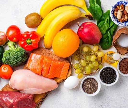 Vitamin Dengesi İçin Uzman Tavsiyeleri Günlük yaşamda sağlıklı beslenmenin önemli parçalarından biri olan vitaminler, vücudun normal işlevlerini sürdürebilmesi açısından dikkat çekiyor. Ancak vitaminlerin yalnızca yeterli miktarda alınması değil, dengeli bir beslenme düzeni içerisinde değerlendirilmesi de önem taşıyor. Uzmanlar, gelişigüzel takviye kullanımının yerine kişinin yaşına, beslenme alışkanlıklarına ve ihtiyaçlarına uygun bir yaklaşım benimsenmesi gerektiğini belirtiyor. Konulu bir haber görseli.
