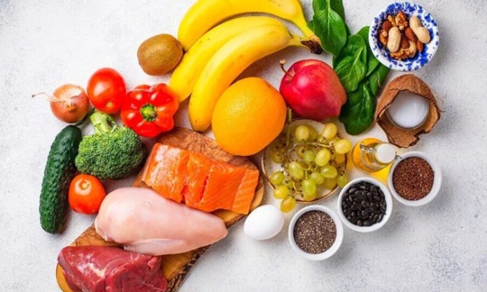 Vitamin Dengesi İçin Uzman Tavsiyeleri Günlük yaşamda sağlıklı beslenmenin önemli parçalarından biri olan vitaminler, vücudun normal işlevlerini sürdürebilmesi açısından dikkat çekiyor. Ancak vitaminlerin yalnızca yeterli miktarda alınması değil, dengeli bir beslenme düzeni içerisinde değerlendirilmesi de önem taşıyor. Uzmanlar, gelişigüzel takviye kullanımının yerine kişinin yaşına, beslenme alışkanlıklarına ve ihtiyaçlarına uygun bir yaklaşım benimsenmesi gerektiğini belirtiyor. Konulu bir haber görseli.