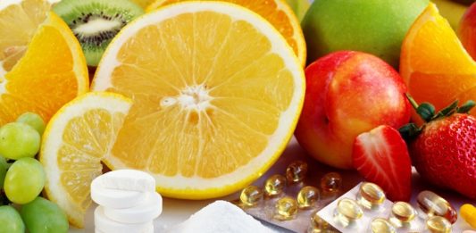 Vitamin Dengesini Koruyan Beslenme Alışkanlıkları Günlük beslenme düzeninde yeterli ve çeşitli besinlere yer verilmesi, vücudun ihtiyaç duyduğu vitamin ve minerallerin karşılanması açısından önem taşıyor. Yoğun iş ve okul temposu, düzensiz öğünler, hazır gıdaların sık tüketilmesi ve tek tip beslenme gibi alışkanlıklar ise günlük beslenme çeşitliliğinin azalmasına neden olabiliyor. Bu nedenle Vitamin Dengesini korumaya yönelik doğru beslenme alışkanlıkları, sağlıklı yaşamın önemli parçalarından biri olarak öne çıkıyor. Konulu bir haber görseli.