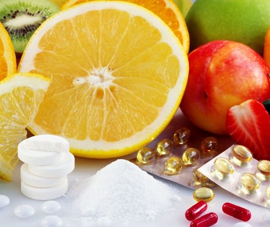 Vitamin Dengesini Koruyan Beslenme Alışkanlıkları Günlük beslenme düzeninde yeterli ve çeşitli besinlere yer verilmesi, vücudun ihtiyaç duyduğu vitamin ve minerallerin karşılanması açısından önem taşıyor. Yoğun iş ve okul temposu, düzensiz öğünler, hazır gıdaların sık tüketilmesi ve tek tip beslenme gibi alışkanlıklar ise günlük beslenme çeşitliliğinin azalmasına neden olabiliyor. Bu nedenle Vitamin Dengesini korumaya yönelik doğru beslenme alışkanlıkları, sağlıklı yaşamın önemli parçalarından biri olarak öne çıkıyor. Konulu bir haber görseli.