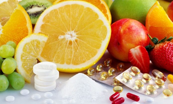 Vitamin Dengesini Koruyan Beslenme Alışkanlıkları Günlük beslenme düzeninde yeterli ve çeşitli besinlere yer verilmesi, vücudun ihtiyaç duyduğu vitamin ve minerallerin karşılanması açısından önem taşıyor. Yoğun iş ve okul temposu, düzensiz öğünler, hazır gıdaların sık tüketilmesi ve tek tip beslenme gibi alışkanlıklar ise günlük beslenme çeşitliliğinin azalmasına neden olabiliyor. Bu nedenle Vitamin Dengesini korumaya yönelik doğru beslenme alışkanlıkları, sağlıklı yaşamın önemli parçalarından biri olarak öne çıkıyor. Konulu bir haber görseli.