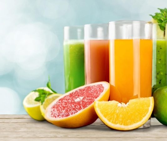 Vitamin Depolarını Destekleyen Meyve Suları Günlük beslenme düzeninde meyvelere yer vermek, çeşitli vitamin ve minerallerin alınmasına katkı sağlayabiliyor. Özellikle farklı meyvelerin bir araya getirilmesiyle hazırlanan içecekler, sıcak havalarda ferahlatıcı bir alternatif olarak öne çıkıyor. Bu noktada Vitamin Depolarını Destekleyen Meyve Suları, taze meyvelerin beslenme düzenine pratik şekilde dahil edilmesine yönelik seçenekler arasında değerlendiriliyor. Konulu bir haber görseli.