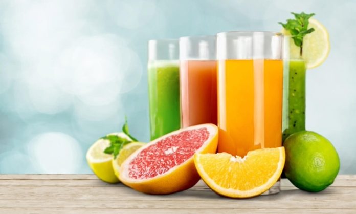 Vitamin Depolarını Destekleyen Meyve Suları Günlük beslenme düzeninde meyvelere yer vermek, çeşitli vitamin ve minerallerin alınmasına katkı sağlayabiliyor. Özellikle farklı meyvelerin bir araya getirilmesiyle hazırlanan içecekler, sıcak havalarda ferahlatıcı bir alternatif olarak öne çıkıyor. Bu noktada Vitamin Depolarını Destekleyen Meyve Suları, taze meyvelerin beslenme düzenine pratik şekilde dahil edilmesine yönelik seçenekler arasında değerlendiriliyor. Konulu bir haber görseli.