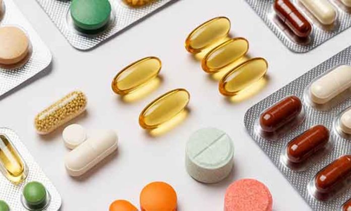 Vitamin Depolarını Güçlendiren Besinler Günlük yaşamda enerjik ve dengeli bir yaşam sürdürmek için yeterli ve çeşitli beslenmek büyük önem taşıyor. Vücudun normal işlevlerini sürdürebilmesi için ihtiyaç duyduğu vitaminler, farklı besin gruplarından sağlanabiliyor. Bu nedenle sofralarda yalnızca doyurucu gıdalara değil, aynı zamanda farklı vitamin ve mineral kaynaklarına da yer verilmesi gerekiyor. Sebzelerden meyvelere, yumurtadan balığa, baklagillerden tam tahıllara kadar geniş bir besin yelpazesi, günlük beslenmenin çeşitlendirilmesine katkı sağlıyor. Konulu bir haber görseli.