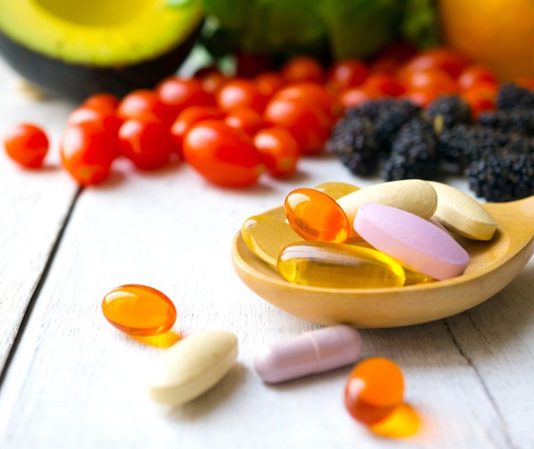 Vitamin Desteği İçin Mevsimsel Beslenme Mevsimlerin değişmesiyle birlikte beslenme alışkanlıklarında da önemli farklılıklar ortaya çıkıyor. Vücudun ihtiyaç duyduğu vitamin ve minerallerin yeterli düzeyde alınması, günlük yaşamın sürdürülebilmesi açısından önem taşırken mevsiminde tüketilen besinler bu noktada öne çıkıyor. Özellikle sebze, meyve, baklagil, kuruyemiş ve tam tahılların dengeli şekilde beslenme düzenine eklenmesi, Vitamin Desteği açısından doğal kaynaklardan yararlanmayı mümkün kılıyor. Konulu bir haber görseli.
