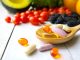 Vitamin Desteği İçin Mevsimsel Beslenme Mevsimlerin değişmesiyle birlikte beslenme alışkanlıklarında da önemli farklılıklar ortaya çıkıyor. Vücudun ihtiyaç duyduğu vitamin ve minerallerin yeterli düzeyde alınması, günlük yaşamın sürdürülebilmesi açısından önem taşırken mevsiminde tüketilen besinler bu noktada öne çıkıyor. Özellikle sebze, meyve, baklagil, kuruyemiş ve tam tahılların dengeli şekilde beslenme düzenine eklenmesi, Vitamin Desteği açısından doğal kaynaklardan yararlanmayı mümkün kılıyor. Konulu bir haber görseli.
