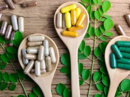 Vitamin Desteğiyle Enerji Seviyesi Artar mı? Günlük yaşamda yorgunluk, halsizlik ve enerji düşüklüğü birçok kişinin zaman zaman karşılaştığı sorunlar arasında yer alıyor. Yoğun çalışma temposu, düzensiz uyku, stres, yetersiz beslenme ve hareketsizlik gibi pek çok faktör kişinin kendisini gün boyunca bitkin hissetmesine neden olabiliyor. Bu noktada vitaminlerin enerji seviyeleri üzerindeki etkisi de sıkça araştırılan konular arasında bulunuyor. Özellikle Vitamin Desteği, yorgunluk yaşayan kişiler tarafından enerji seviyesini artırabileceği düşüncesiyle gündeme geliyor. Konulu bir haber görseli.