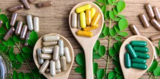 Vitamin Desteğiyle Enerji Seviyesi Artar mı? Günlük yaşamda yorgunluk, halsizlik ve enerji düşüklüğü birçok kişinin zaman zaman karşılaştığı sorunlar arasında yer alıyor. Yoğun çalışma temposu, düzensiz uyku, stres, yetersiz beslenme ve hareketsizlik gibi pek çok faktör kişinin kendisini gün boyunca bitkin hissetmesine neden olabiliyor. Bu noktada vitaminlerin enerji seviyeleri üzerindeki etkisi de sıkça araştırılan konular arasında bulunuyor. Özellikle Vitamin Desteği, yorgunluk yaşayan kişiler tarafından enerji seviyesini artırabileceği düşüncesiyle gündeme geliyor. Konulu bir haber görseli.
