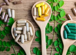 Vitamin Desteğiyle Enerji Seviyesi Artar mı? Günlük yaşamda yorgunluk, halsizlik ve enerji düşüklüğü birçok kişinin zaman zaman karşılaştığı sorunlar arasında yer alıyor. Yoğun çalışma temposu, düzensiz uyku, stres, yetersiz beslenme ve hareketsizlik gibi pek çok faktör kişinin kendisini gün boyunca bitkin hissetmesine neden olabiliyor. Bu noktada vitaminlerin enerji seviyeleri üzerindeki etkisi de sıkça araştırılan konular arasında bulunuyor. Özellikle Vitamin Desteği, yorgunluk yaşayan kişiler tarafından enerji seviyesini artırabileceği düşüncesiyle gündeme geliyor. Konulu bir haber görseli.
