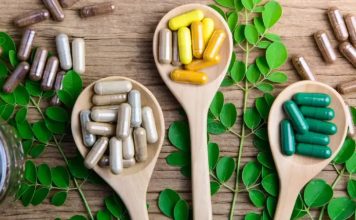Vitamin Desteğiyle Enerji Seviyesi Artar mı? Günlük yaşamda yorgunluk, halsizlik ve enerji düşüklüğü birçok kişinin zaman zaman karşılaştığı sorunlar arasında yer alıyor. Yoğun çalışma temposu, düzensiz uyku, stres, yetersiz beslenme ve hareketsizlik gibi pek çok faktör kişinin kendisini gün boyunca bitkin hissetmesine neden olabiliyor. Bu noktada vitaminlerin enerji seviyeleri üzerindeki etkisi de sıkça araştırılan konular arasında bulunuyor. Özellikle Vitamin Desteği, yorgunluk yaşayan kişiler tarafından enerji seviyesini artırabileceği düşüncesiyle gündeme geliyor. Konulu bir haber görseli.