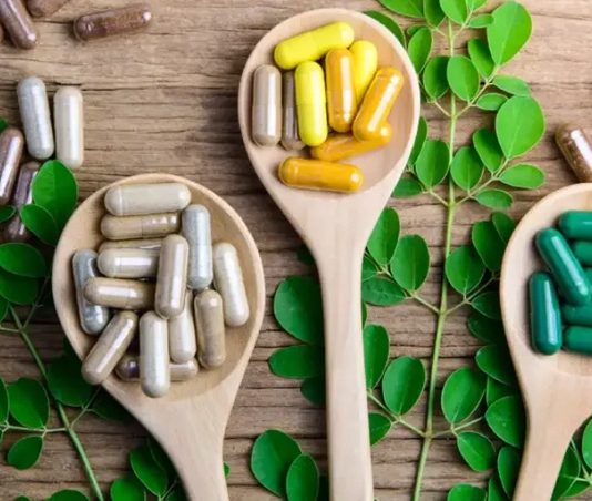 Vitamin Desteğiyle Enerji Seviyesi Artar mı? Günlük yaşamda yorgunluk, halsizlik ve enerji düşüklüğü birçok kişinin zaman zaman karşılaştığı sorunlar arasında yer alıyor. Yoğun çalışma temposu, düzensiz uyku, stres, yetersiz beslenme ve hareketsizlik gibi pek çok faktör kişinin kendisini gün boyunca bitkin hissetmesine neden olabiliyor. Bu noktada vitaminlerin enerji seviyeleri üzerindeki etkisi de sıkça araştırılan konular arasında bulunuyor. Özellikle Vitamin Desteği, yorgunluk yaşayan kişiler tarafından enerji seviyesini artırabileceği düşüncesiyle gündeme geliyor. Konulu bir haber görseli.