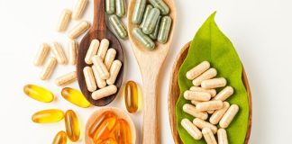 Vitaminler, vücudun normal işleyişini sürdürebilmesi için gerekli olan önemli besin öğeleri arasında yer alıyor. Günlük beslenme düzeni çoğu insan için vitamin ve mineral ihtiyacının karşılanmasında temel kaynak olurken bazı kişilerde belirli besin öğelerinin yetersiz alınması veya vücudun ihtiyaçlarının artması nedeniyle takviye desteği gündeme gelebiliyor. Bu nedenle vitamin ürünlerinin herkes için aynı şekilde değerlendirilmemesi gerekiyor. Konulu bir haber görseli.
