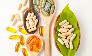 Vitamin Destekleri Kimler İçin Uygundur? Vitaminler, vücudun normal işleyişini sürdürebilmesi için gerekli olan önemli besin öğeleri arasında yer alıyor. Günlük beslenme düzeni çoğu insan için vitamin ve mineral ihtiyacının karşılanmasında temel kaynak olurken bazı kişilerde belirli besin öğelerinin yetersiz alınması veya vücudun ihtiyaçlarının artması nedeniyle takviye desteği gündeme gelebiliyor. Bu nedenle vitamin ürünlerinin herkes için aynı şekilde değerlendirilmemesi gerekiyor. Konulu bir haber görseli.