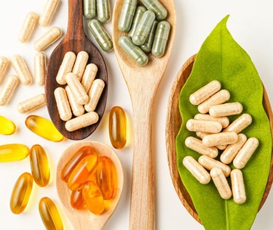 Vitamin Destekleri Kimler İçin Uygundur? Vitaminler, vücudun normal işleyişini sürdürebilmesi için gerekli olan önemli besin öğeleri arasında yer alıyor. Günlük beslenme düzeni çoğu insan için vitamin ve mineral ihtiyacının karşılanmasında temel kaynak olurken bazı kişilerde belirli besin öğelerinin yetersiz alınması veya vücudun ihtiyaçlarının artması nedeniyle takviye desteği gündeme gelebiliyor. Bu nedenle vitamin ürünlerinin herkes için aynı şekilde değerlendirilmemesi gerekiyor. Konulu bir haber görseli.