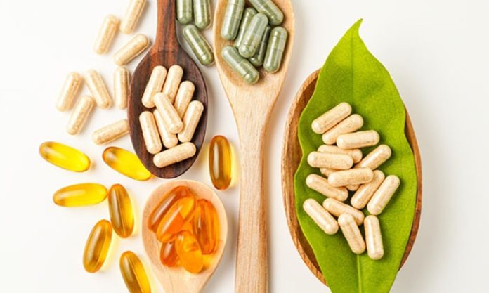 Vitamin Destekleri Kimler İçin Uygundur Vitaminler, vücudun normal işleyişini sürdürebilmesi için gerekli olan önemli besin öğeleri arasında yer alıyor. Günlük beslenme düzeni çoğu insan için vitamin ve mineral ihtiyacının karşılanmasında temel kaynak olurken bazı kişilerde belirli besin öğelerinin yetersiz alınması veya vücudun ihtiyaçlarının artması nedeniyle takviye desteği gündeme gelebiliyor. Bu nedenle vitamin ürünlerinin herkes için aynı şekilde değerlendirilmemesi gerekiyor. Konulu bir haber görseli.