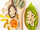Vitamin Destekleri Kimler İçin Uygundur? Vitaminler, vücudun normal işleyişini sürdürebilmesi için gerekli olan önemli besin öğeleri arasında yer alıyor. Günlük beslenme düzeni çoğu insan için vitamin ve mineral ihtiyacının karşılanmasında temel kaynak olurken bazı kişilerde belirli besin öğelerinin yetersiz alınması veya vücudun ihtiyaçlarının artması nedeniyle takviye desteği gündeme gelebiliyor. Bu nedenle vitamin ürünlerinin herkes için aynı şekilde değerlendirilmemesi gerekiyor. Konulu bir haber görseli.