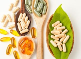 Vitamin Destekli Beslenme Programları Günlük yaşamın yoğun temposu, düzensiz öğünler ve işlenmiş gıdaların beslenme düzeninde daha fazla yer alması, sağlıklı beslenme konusundaki farkındalığı artırıyor. Bu süreçte vitamin açısından yeterli ve dengeli beslenme, vücudun normal işleyişini desteklemek isteyen kişilerin dikkat ettiği konular arasında bulunuyor. Sebze, meyve, tam tahıllar, baklagiller, yumurta, süt ürünleri, balık ve kuruyemiş gibi farklı besin gruplarının bir arada tüketilmesi, günlük beslenmenin vitamin çeşitliliğini artırabiliyor. Konulu bir haber görseli.