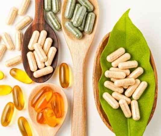 Vitamin Destekli Beslenme Programları Günlük yaşamın yoğun temposu, düzensiz öğünler ve işlenmiş gıdaların beslenme düzeninde daha fazla yer alması, sağlıklı beslenme konusundaki farkındalığı artırıyor. Bu süreçte vitamin açısından yeterli ve dengeli beslenme, vücudun normal işleyişini desteklemek isteyen kişilerin dikkat ettiği konular arasında bulunuyor. Sebze, meyve, tam tahıllar, baklagiller, yumurta, süt ürünleri, balık ve kuruyemiş gibi farklı besin gruplarının bir arada tüketilmesi, günlük beslenmenin vitamin çeşitliliğini artırabiliyor. Konulu bir haber görseli.