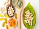 Vitamin Destekli Beslenme Programları Günlük yaşamın yoğun temposu, düzensiz öğünler ve işlenmiş gıdaların beslenme düzeninde daha fazla yer alması, sağlıklı beslenme konusundaki farkındalığı artırıyor. Bu süreçte vitamin açısından yeterli ve dengeli beslenme, vücudun normal işleyişini desteklemek isteyen kişilerin dikkat ettiği konular arasında bulunuyor. Sebze, meyve, tam tahıllar, baklagiller, yumurta, süt ürünleri, balık ve kuruyemiş gibi farklı besin gruplarının bir arada tüketilmesi, günlük beslenmenin vitamin çeşitliliğini artırabiliyor. Konulu bir haber görseli.