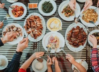 Vitamin Dostu Akşam Yemeği Önerileri Akşam öğünlerinde ne tüketileceği, günlük beslenme düzeninin önemli parçalarından birini oluşturuyor. Gün içerisinde alınan besinlerin çeşitliliği kadar akşam yemeğinde sebze, protein, tam tahıl ve sağlıklı yağ kaynaklarının dengeli şekilde bir araya getirilmesi de önem taşıyor. Özellikle farklı besin gruplarına yer verilen öğünler, vücudun ihtiyaç duyduğu çeşitli mikro besinlerin günlük beslenmeye dahil edilmesine yardımcı olabiliyor. Konulu bir haber görseli.