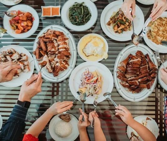 Vitamin Dostu Akşam Yemeği Önerileri Akşam öğünlerinde ne tüketileceği, günlük beslenme düzeninin önemli parçalarından birini oluşturuyor. Gün içerisinde alınan besinlerin çeşitliliği kadar akşam yemeğinde sebze, protein, tam tahıl ve sağlıklı yağ kaynaklarının dengeli şekilde bir araya getirilmesi de önem taşıyor. Özellikle farklı besin gruplarına yer verilen öğünler, vücudun ihtiyaç duyduğu çeşitli mikro besinlerin günlük beslenmeye dahil edilmesine yardımcı olabiliyor. Konulu bir haber görseli.