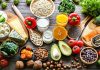 Vitamin Dostu Beslenme Trendleri Beslenme alışkanlıklarında son yıllarda yaşanan değişim, vitamin ve mineral açısından daha zengin seçeneklere olan ilgiyi artırıyor. Tüketiciler yalnızca karın doyurmayı değil, günlük beslenme düzenlerinin vücudun ihtiyaç duyduğu besin öğelerini desteklemesini de önemsiyor. Bu değişimle birlikte vitamin dostu beslenme trendleri, sebze ve meyve ağırlıklı tabaklardan fermente ürünlere, tam tahıllardan renkli besin gruplarına kadar geniş bir alanı kapsıyor. Konulu bir haber görseli.