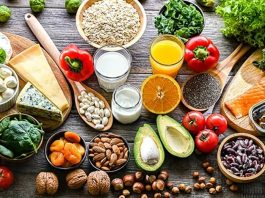 Vitamin Dostu Beslenme Trendleri Beslenme alışkanlıklarında son yıllarda yaşanan değişim, vitamin ve mineral açısından daha zengin seçeneklere olan ilgiyi artırıyor. Tüketiciler yalnızca karın doyurmayı değil, günlük beslenme düzenlerinin vücudun ihtiyaç duyduğu besin öğelerini desteklemesini de önemsiyor. Bu değişimle birlikte vitamin dostu beslenme trendleri, sebze ve meyve ağırlıklı tabaklardan fermente ürünlere, tam tahıllardan renkli besin gruplarına kadar geniş bir alanı kapsıyor. Konulu bir haber görseli.