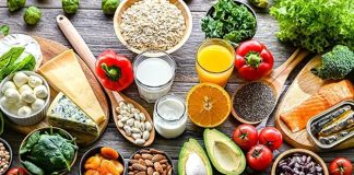 Beslenme alışkanlıklarında son yıllarda yaşanan değişim, vitamin ve mineral açısından daha zengin seçeneklere olan ilgiyi artırıyor. Tüketiciler yalnızca karın doyurmayı değil, günlük beslenme düzenlerinin vücudun ihtiyaç duyduğu besin öğelerini desteklemesini de önemsiyor. Bu değişimle birlikte vitamin dostu beslenme trendleri, sebze ve meyve ağırlıklı tabaklardan fermente ürünlere, tam tahıllardan renkli besin gruplarına kadar geniş bir alanı kapsıyor. Konulu bir haber görseli.