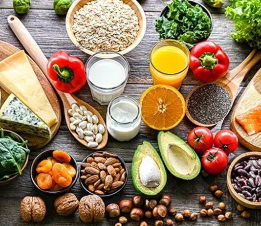 Vitamin Dostu Beslenme Trendleri Beslenme alışkanlıklarında son yıllarda yaşanan değişim, vitamin ve mineral açısından daha zengin seçeneklere olan ilgiyi artırıyor. Tüketiciler yalnızca karın doyurmayı değil, günlük beslenme düzenlerinin vücudun ihtiyaç duyduğu besin öğelerini desteklemesini de önemsiyor. Bu değişimle birlikte vitamin dostu beslenme trendleri, sebze ve meyve ağırlıklı tabaklardan fermente ürünlere, tam tahıllardan renkli besin gruplarına kadar geniş bir alanı kapsıyor. Konulu bir haber görseli.