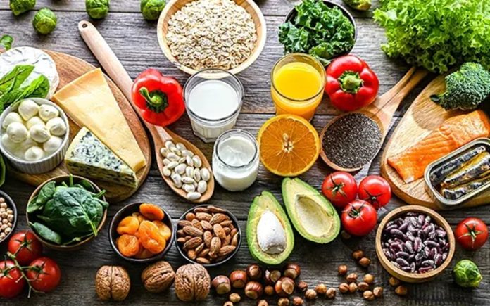 Vitamin Dostu Beslenme Trendleri Beslenme alışkanlıklarında son yıllarda yaşanan değişim, vitamin ve mineral açısından daha zengin seçeneklere olan ilgiyi artırıyor. Tüketiciler yalnızca karın doyurmayı değil, günlük beslenme düzenlerinin vücudun ihtiyaç duyduğu besin öğelerini desteklemesini de önemsiyor. Bu değişimle birlikte vitamin dostu beslenme trendleri, sebze ve meyve ağırlıklı tabaklardan fermente ürünlere, tam tahıllardan renkli besin gruplarına kadar geniş bir alanı kapsıyor. Konulu bir haber görseli.
