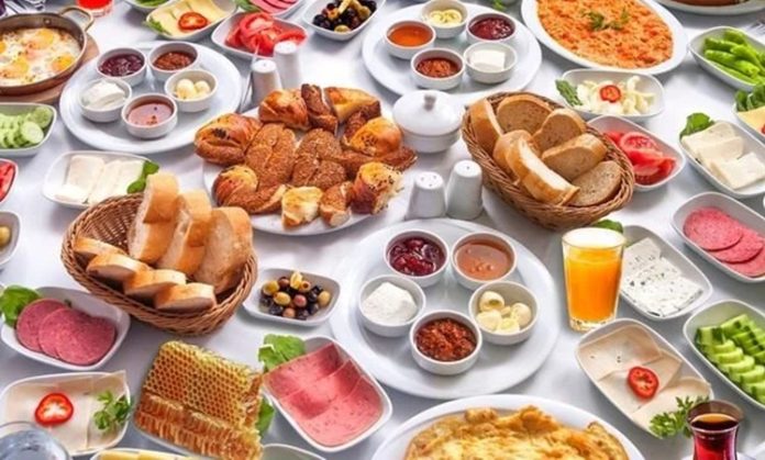Vitamin Dostu Kahvaltı Fikirleri Günün ilk öğünü olan kahvaltı, günlük beslenme düzeninin çeşitlendirilmesi açısından önemli bir yere sahip. Sabah saatlerinde tüketilen besinlerin yalnızca enerji sağlaması değil, aynı zamanda vitamin, mineral, lif, protein ve diğer besin ögelerini içermesi de dengeli bir beslenme düzeni açısından önem taşıyor. Bu nedenle farklı besin gruplarının bir araya getirildiği Vitamin Dostu Kahvaltı Fikirleri, güne daha çeşitli bir öğünle başlamak isteyenlerin ilgisini çekiyor. Konulu bir haber görseli.