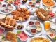 Vitamin Dostu Kahvaltı Fikirleri Günün ilk öğünü olan kahvaltı, günlük beslenme düzeninin çeşitlendirilmesi açısından önemli bir yere sahip. Sabah saatlerinde tüketilen besinlerin yalnızca enerji sağlaması değil, aynı zamanda vitamin, mineral, lif, protein ve diğer besin ögelerini içermesi de dengeli bir beslenme düzeni açısından önem taşıyor. Bu nedenle farklı besin gruplarının bir araya getirildiği Vitamin Dostu Kahvaltı Fikirleri, güne daha çeşitli bir öğünle başlamak isteyenlerin ilgisini çekiyor. Konulu bir haber görseli.