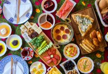 Vitamin Dostu Kahvaltı Önerileri Güne dengeli ve besleyici bir öğünle başlamak, gün boyunca ihtiyaç duyulan enerjinin karşılanmasına yardımcı olabilir. Özellikle farklı besin gruplarının bir arada tüketildiği kahvaltılar, günlük beslenme düzeninin daha çeşitli hale gelmesini sağlayabilir. Son dönemde sağlıklı yaşam alışkanlıklarının daha fazla önem kazanmasıyla birlikte Vitamin Dostu Kahvaltı Önerileri de sofralarda daha fazla ilgi görmeye başladı. Taze sebzeler, meyveler, yumurta, süt ürünleri, tam tahıllar ve kuruyemişler kahvaltıların besleyici yönünü güçlendiren seçenekler arasında bulunuyor. Konulu bir haber görseli.