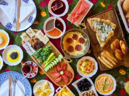 Vitamin Dostu Kahvaltı Önerileri Güne dengeli ve besleyici bir öğünle başlamak, gün boyunca ihtiyaç duyulan enerjinin karşılanmasına yardımcı olabilir. Özellikle farklı besin gruplarının bir arada tüketildiği kahvaltılar, günlük beslenme düzeninin daha çeşitli hale gelmesini sağlayabilir. Son dönemde sağlıklı yaşam alışkanlıklarının daha fazla önem kazanmasıyla birlikte Vitamin Dostu Kahvaltı Önerileri de sofralarda daha fazla ilgi görmeye başladı. Taze sebzeler, meyveler, yumurta, süt ürünleri, tam tahıllar ve kuruyemişler kahvaltıların besleyici yönünü güçlendiren seçenekler arasında bulunuyor. Konulu bir haber görseli.